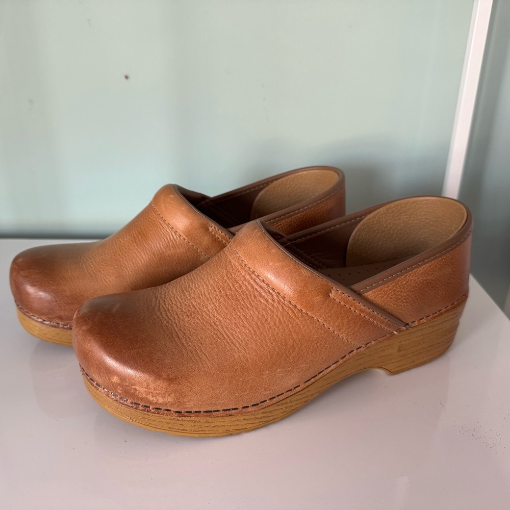 Dansko 41 Honey Professional Clogs in great condition